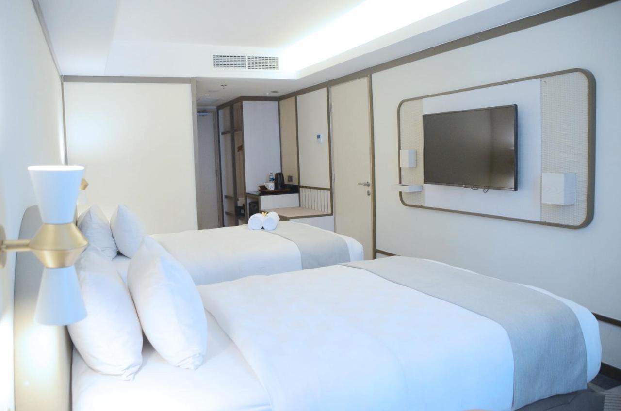 Louis Kienne Hotel Pemuda Semarang Exterior photo